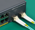 En redes modernas, especialmente aquellas con gran cantidad de dispositivos y tráfico de datos, los puertos SFP+ juegan un papel fundamental. SFP+ (Small Form-factor Pluggable Plus) permite la transmisión de datos a velocidades de hasta 10 Gbps a través de fibra óptica o cobre. Es ampliamente usado en enlaces troncales y conexiones entre switches principales.
