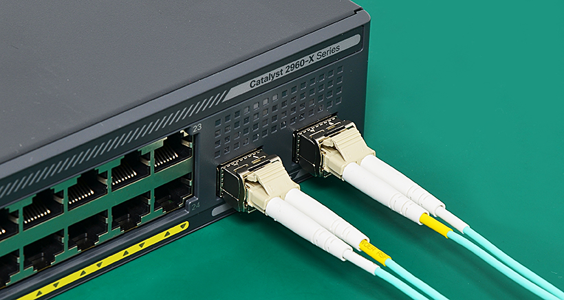 En redes modernas, especialmente aquellas con gran cantidad de dispositivos y tráfico de datos, los puertos SFP+ juegan un papel fundamental. SFP+ (Small Form-factor Pluggable Plus) permite la transmisión de datos a velocidades de hasta 10 Gbps a través de fibra óptica o cobre. Es ampliamente usado en enlaces troncales y conexiones entre switches principales.